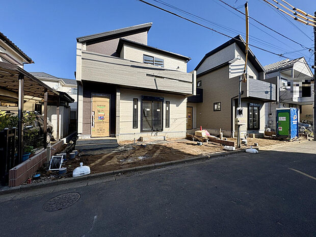 【外観写真】　JR武蔵野線「新座」駅まで徒歩13分。幅員約6mの南側道路に面する陽当り良好な立地に、「3LDK」新築戸建全2棟が誕生！耐震等級3を取得したこだわりの構造が魅力の住まいです。