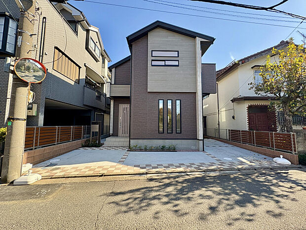 【外観写真】　水回りを集約した、家事動線良好な間取り設計◎各居室、廊下、床下など随所に収納スペースを設けており、住空間を広々とお使いいただけます。2台分のカースペース付き（車種による）。