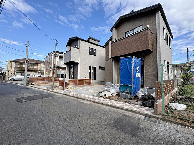 【外観写真】　各棟、1階に家族やゲストが集うパブリックゾーン、2階に寝室を中心としたプライベートゾーンを配置。快適さとプライバシーを両立した設計です。