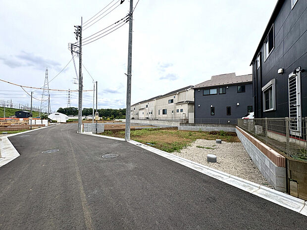 【前面道路含む現地写真】　全区画、土地面積37坪超◎バラエティ豊かな全10棟の新築戸建が誕生します。多彩な間取りプランをご用意しており、ご家族のライフスタイルに合わせてお選びいただけます。