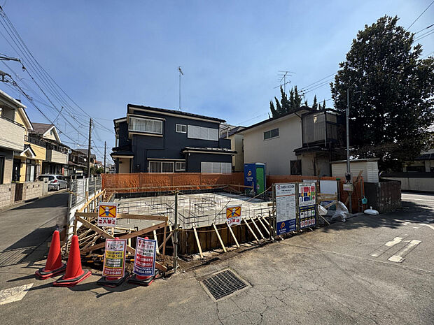 【現地外観】　太陽光パネル搭載の「4LDK」新築戸建。広々としたLDKに、洗濯動線良好な2階水回り設計など、暮らしやすい間取りプランを採用しました。1台分のカースペース付きです（車種による）。