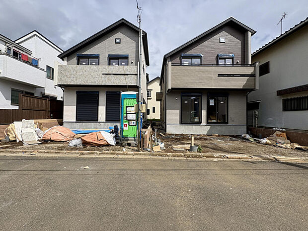 【外観写真】　片流れ屋根が特徴的な、落ち着いた印象の外観デザイン。食器洗浄乾燥機や浴室換気乾燥機、Wロック電池錠など、機能的な設備も多数搭載しています。