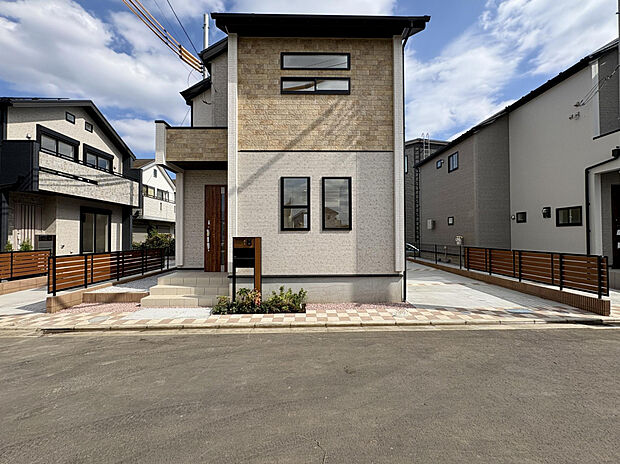 【【外観写真（36号棟）】】飽きの来ないナチュラルな配色でまとめた外観デザイン。周囲の環境と調和しやすい落ち着いた印象に◎前面道路は、西側幅員約5.0mです。