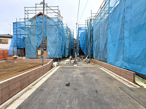 【【現地写真】】分譲地内の新設道路は幅員約5.0m。敷地と道路の高低差がほとんど無く、車の入出庫もスムーズに行えます。