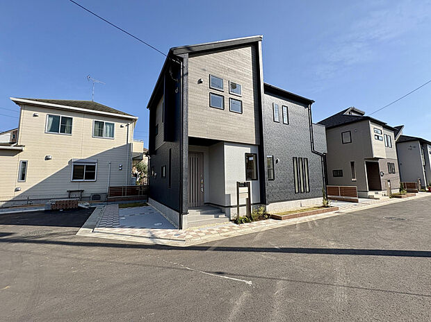 【【外観写真】】機能性・デザイン性にもこだわったブルーミングガーデンの新築戸建。環境にもお財布にも優しいエコな暮らしを実現可能な、太陽光パネルを搭載しています。