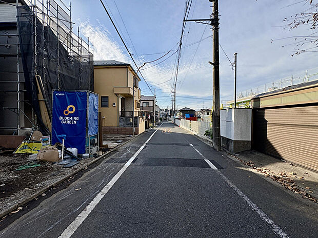 【【前面道路含む現地写真】】幼保施設や小学校、スーパーなどが徒歩10分圏内に揃い、子育て世帯や共働きのご家庭にも暮らしやすい住環境です。周辺の雰囲気と併せて、ぜひ一度現地をご見学ください。