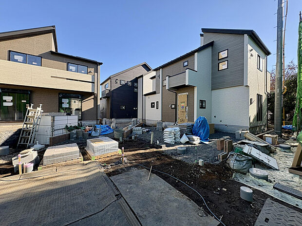 【【前面道路含む現地写真】】西武バス「氷川神社」停まで徒歩3分！西武池袋線「東久米」駅まで乗車約14分、西武新宿線「花小金井」駅まで乗車約23分でアクセス可能です。