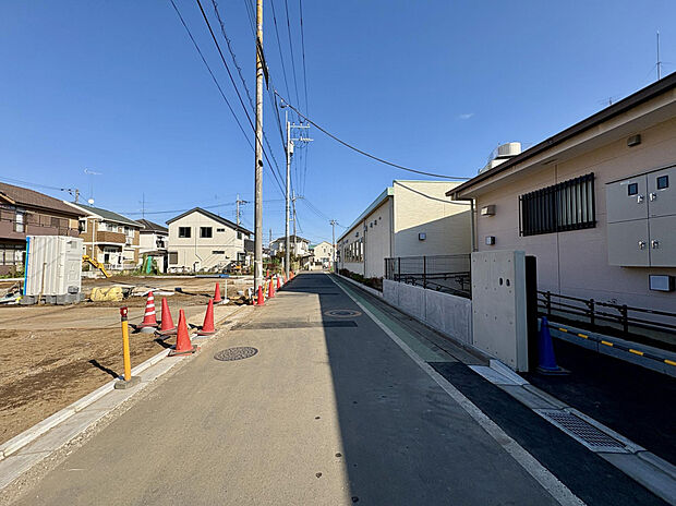 【【前面道路含む現地写真】】コンビニ・スーパーまで徒歩9分圏内◎休日はご家族揃ってショッピングも楽しめる「東久留米ショッピングセンタークルネ」まで徒歩15分の立地です。