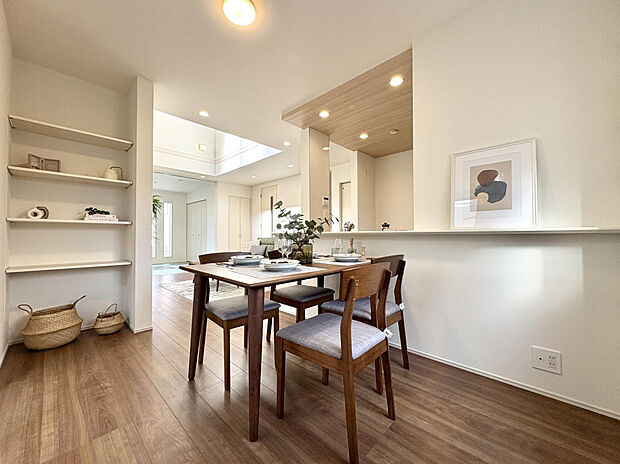 【【1号棟/LDK（17.0帖）（家具付き販売ではございません】LDKには4.5帖の和室が隣接しており、シーンにあわせて一体利用が可能です。お子様用のスペース、家事スペースとしてなど、多用途に活用いただけます。