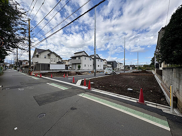 【【前面道路を含む現地外観写真】】東久留米市立第六小学校まで徒歩1分！お子様が6年間通学しやすい距離のため、子育て世帯にもおすすめ◎保育園や公園も徒歩10分圏内に揃います。