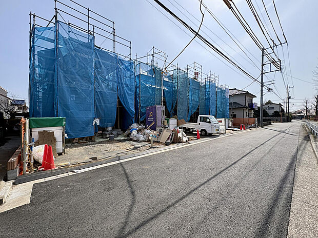 【【前面道路含む現地写真】】周辺は、高さ制限が設けられた第1種低層住居専用地域内。南西側に開口部を設けることで、あたたかな自然光が差し込む、明るい住まいを実現可能です。
