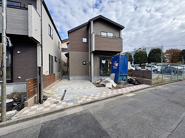 【【外観写真】】ブラウンカラーの外壁をを中心に施した2号棟。全居室、2方向に窓を設けており、室内にクリーンな空気を取り込むことが可能です。