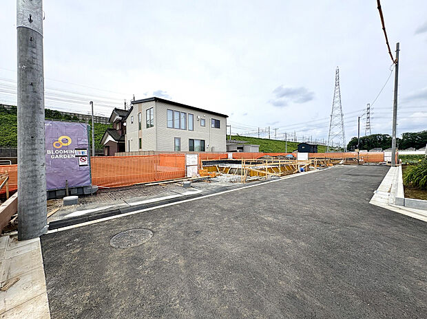 【【現地土地写真】】教育施設が徒歩15分圏内に揃う、子育て世帯におすすめの住環境。買い物施設も徒歩13分圏内に点在しており、忙しい共働き世帯が効率よく過ごせる環境です。