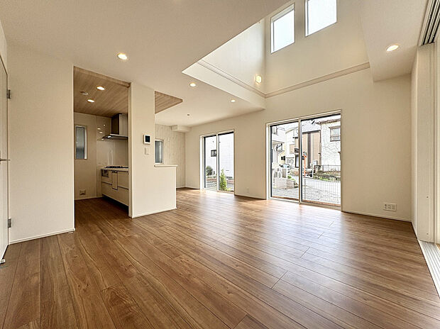 【【LDK（18.0帖）】】南東側に掃き出し窓を2ヶ所設置。あたたかい陽光が差し込み、穏やかな雰囲気が漂います。防犯性の高いシャッター窓を採用しました。