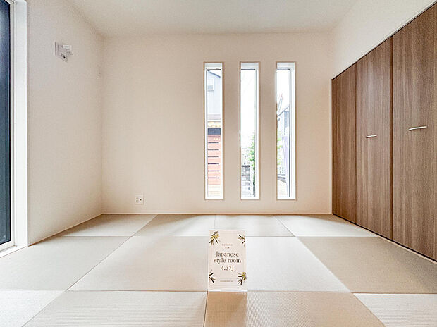 【【1号棟/和室（4.37帖）】】LDKに隣接する和室です。縁なし畳を採用し、リビングに違和感なく馴染むモダンな和の空間に仕上げました。掃き出し窓もあり、自然光もたっぷり差し込みます。