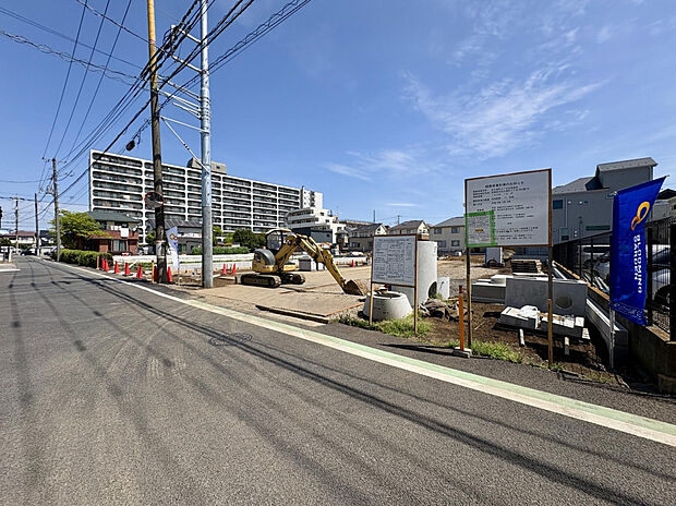 【【前面道路含む現地土地写真】】敷地と道路の高低差がほとんどなく、車の出入庫もスムーズに行えます。周辺は平坦地のため、自転車やベビーカーなどでも楽に移動できます。