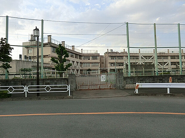 立川市立若葉台小学校（約270m）