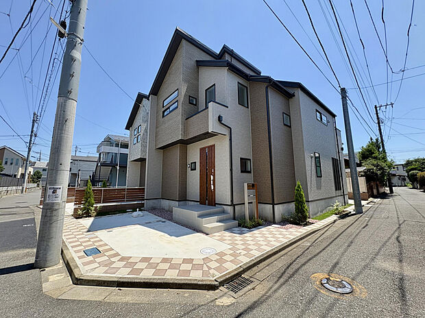 【【現地外観写真】】西部新宿線「久米川」駅まで徒歩20分の立地に、全2棟の分譲地が誕生。ご好評につき最終1棟！角地に位置する、開放的な1号棟を販売中です。