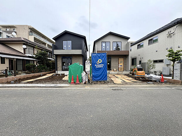 【【前面道路含む外観写真】】保育園・スーパー・ドラッグストアが徒歩5分の位置に揃う、子育て世帯に嬉しい住環境。「武蔵境」駅周辺にも、飲食店や商業施設が点在し、利便性良好です。