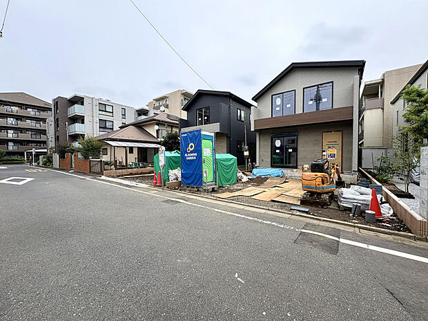 【【前面道路含む外観写真】】第一種低層住居専用地域に位置する、落ち着いた住環境。前面道路はお子様やお年寄りも歩きやすい平坦な道路です。陽当りの様子や周辺の道路幅・交通量など、現地にてご確認いただけます。