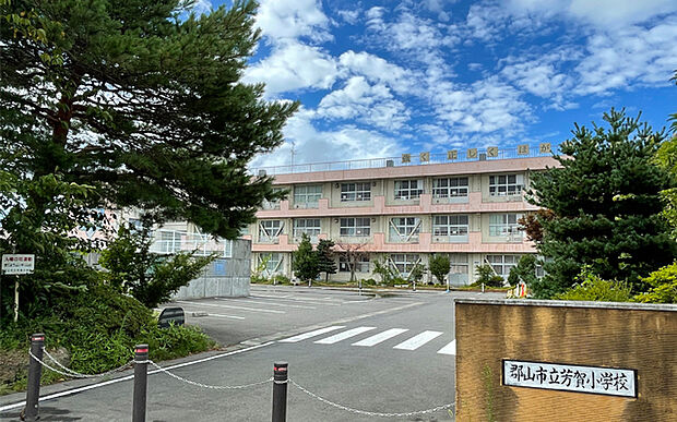 市立芳賀小学校（約900m）