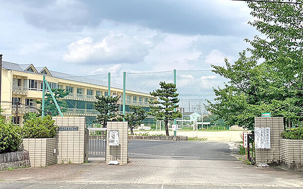 市立挙母小学校（約10m）