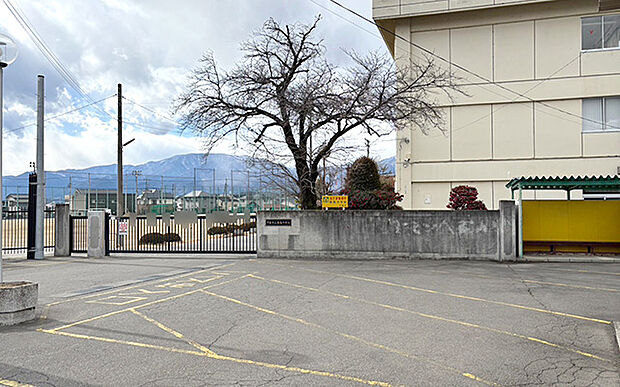 甲斐市立敷島中学校（約1,600m）