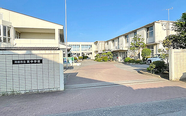 市立東中学校(約2,100m)