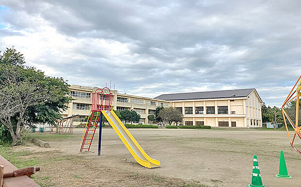牛久市立岡田小学校（約2,010m）