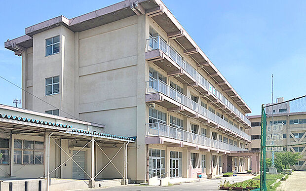 市立釜小学校(約1,370m)