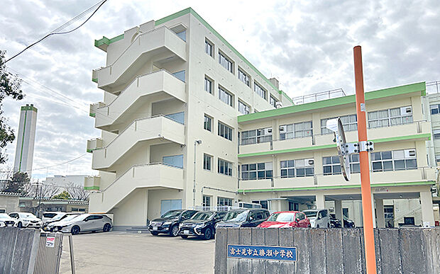 市立勝瀬中学校（約1,300m）