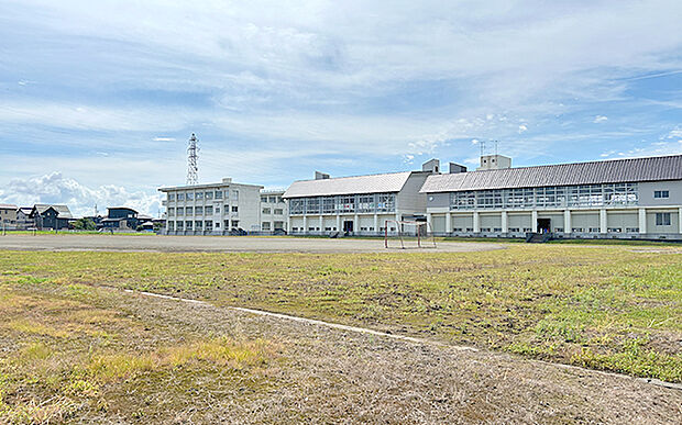上越市立南川小学校(約1,030m)