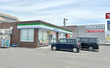 ファミリーマート北方加茂店 380m