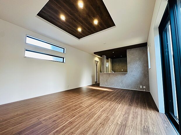 16帖の縦長リビングです。上部の折上げ天井がお洒落で、空間に奥行きを生み出しています。