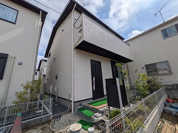 4号棟 明るい色合いがとてもおしゃれな外観です。