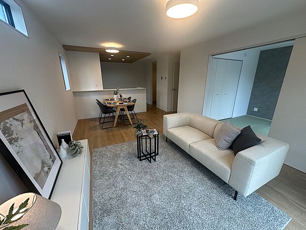 【リビング】17.5帖の空間に奥行のある縦長リビング。家具も配置しやすく過ごしやすい空間に仕上がります。