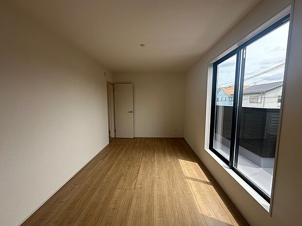 【主寝室】バルコニーの面した7.5帖の洋室。朝陽が心地よい大きな窓があります。