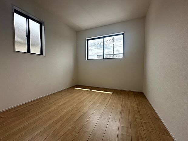 【洋室】5.25帖のお部屋。どんな家具でも合いやすいフローリングカラー。