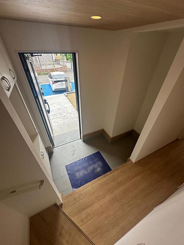 【玄関】家族の過ごすリビングが見えないプライベートを守る玄関。