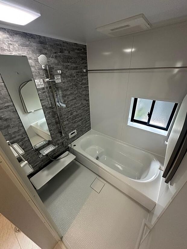 【浴室】半身浴ステップ付バスタブのあるバスルーム。安心して親子入浴も出来、節約も叶う快適バスルーム。