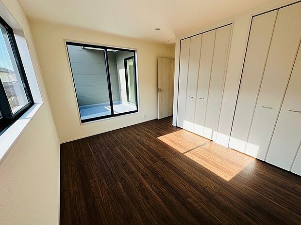 【洋室】寝室は収納の多さも十分で、夫婦で使っても余裕のある広さです。