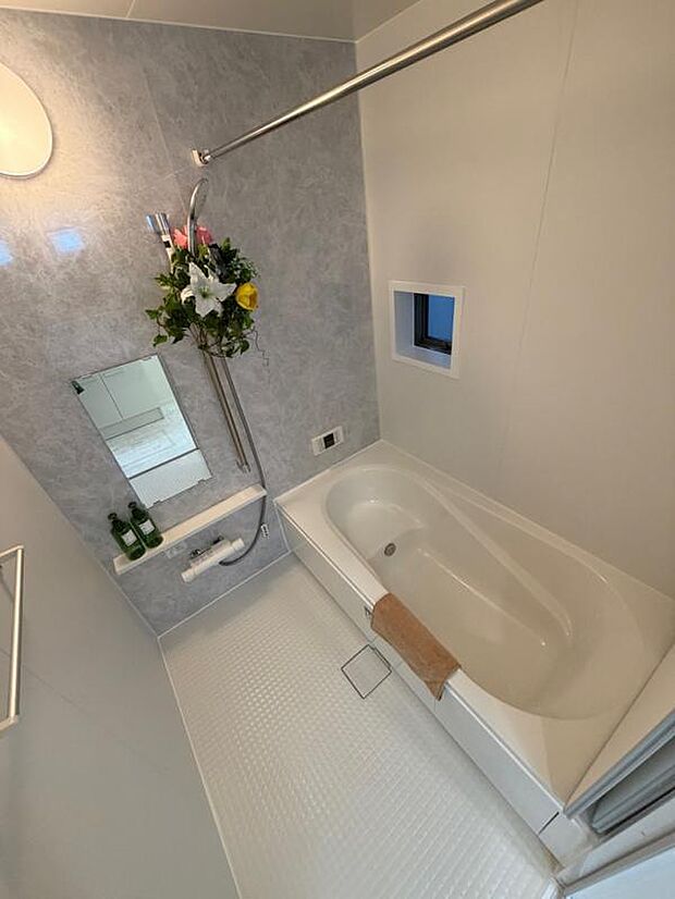 【浴室】B号棟 足を伸ばしてゆったりと浸かれる浴室です。窓もがあり換気もできます。