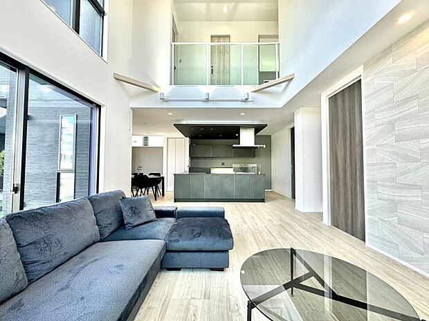 【施工例】従来の従来の建売住宅の概念を覆す「大空間リビング」 という暮らし。仕切りのない大空間で、家族が自由に好きなことができる。