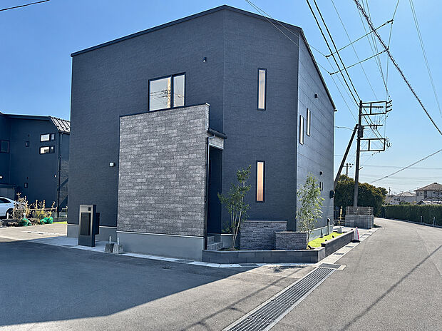 【施工例・木更津第1期】吹き抜け大空間LDKに複数台駐車が可能なゆとりあるカースペースを確保し、これからの新しい暮らしをスタイリッシュかつ快適に彩る外観デザインです。