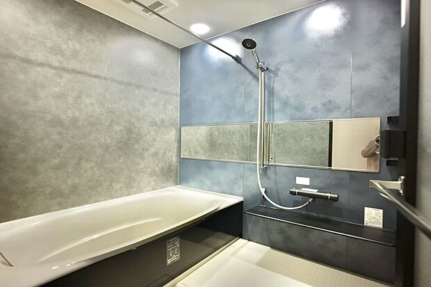 【浴室】【13号棟】一般的な浴室よりも一回り広い、1.25坪タイプの広々バスルームは、子どもと一緒に入っても余裕の広さです。