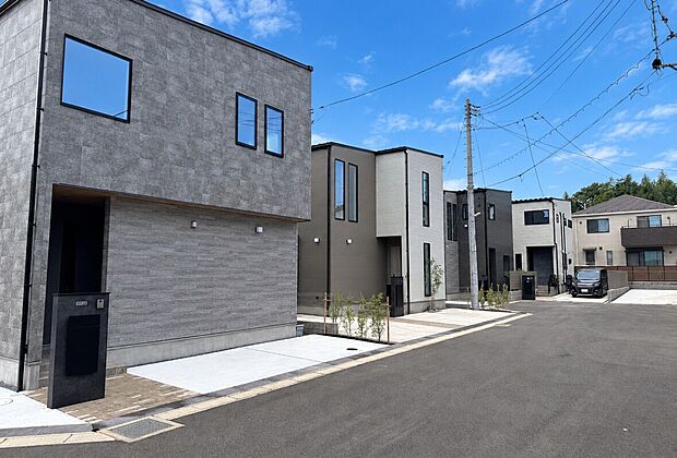 【街並み】実際に建ち並ぶ完成街区の様子。モダンな建物と美しい舗装道路が統一感ある景観を演出します。