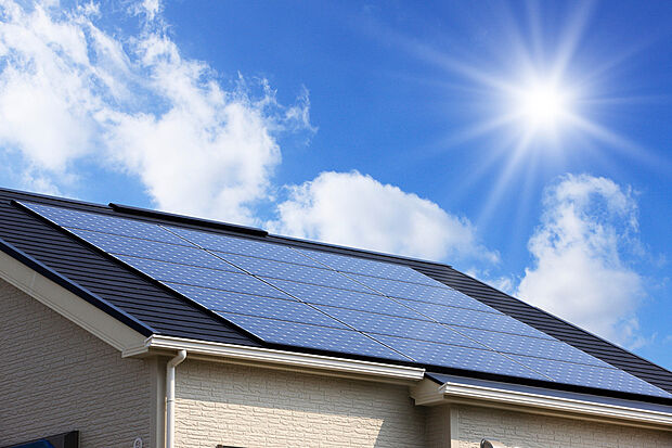 【太陽光発電】日々の光熱費を賢く抑え、地球にも優しい太陽光発電。発電した電気を家庭内で使うことで電気代を削減。災害などによる停電時にも、非常用電源として電気が使えるため家族の安心を守ります。(一部号棟は設置対象外)