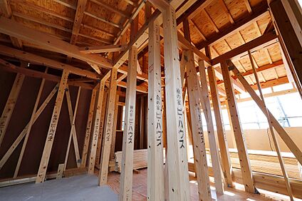 土台・柱は全て国産ひのき４寸角芯持ち材を標準仕様