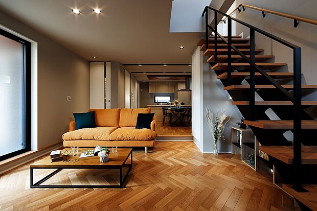 【当社施工例】段差を付けたリビング・ストリップ階段