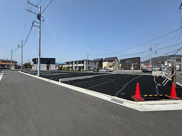 きれいに整えられた区画が並ぶ安心の分譲地。落ち着いた街並みで、心地よい毎日が描けます。現地(2025年6月)撮影